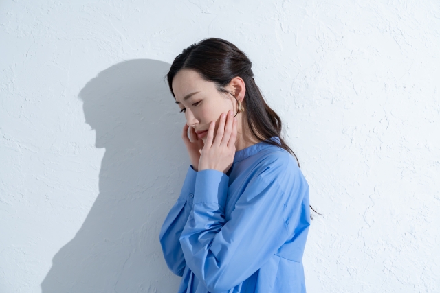 悩む女性