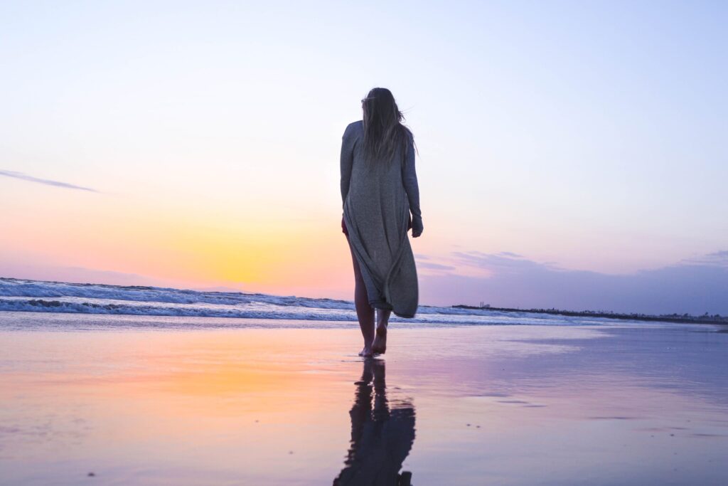 海岸を歩く女性