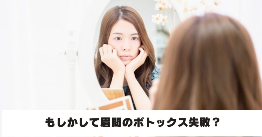 鏡の前で頬杖をつく女性