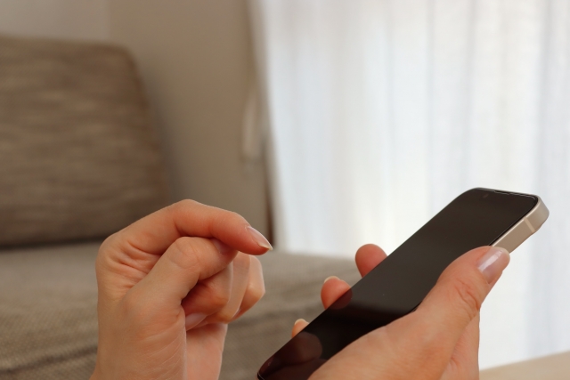 スマホを触る指