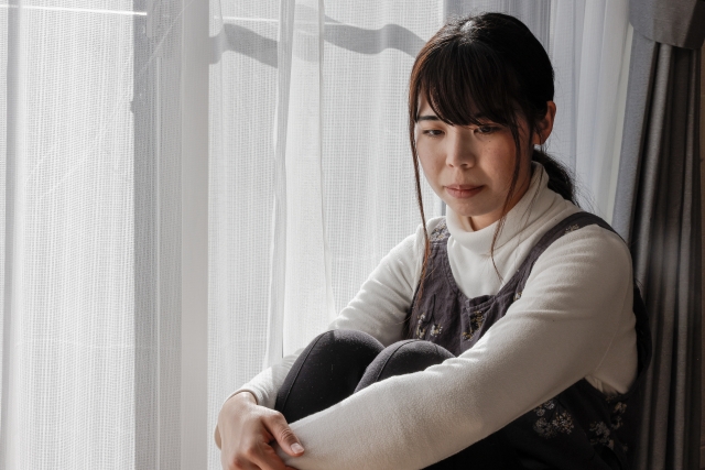 考え込む女性