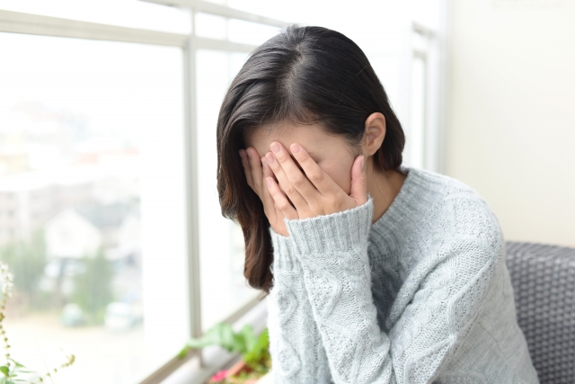顔を覆う女性