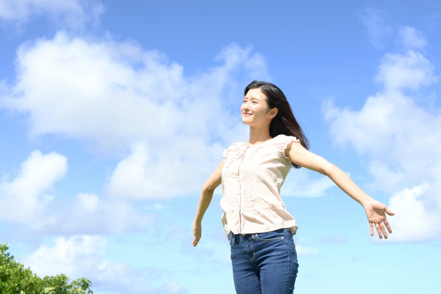 両手を広げる女性
