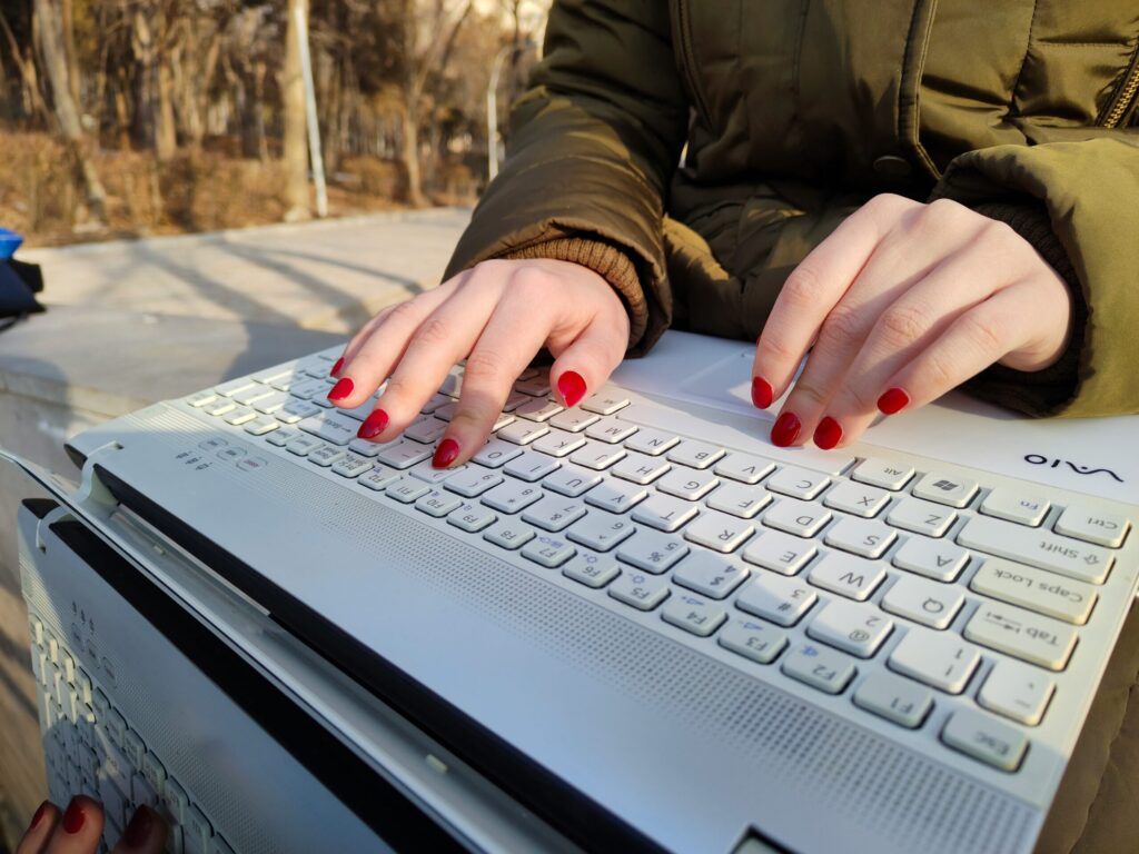 メールを打つ女性の手