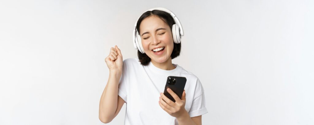 音楽を聴いてご機嫌な女性