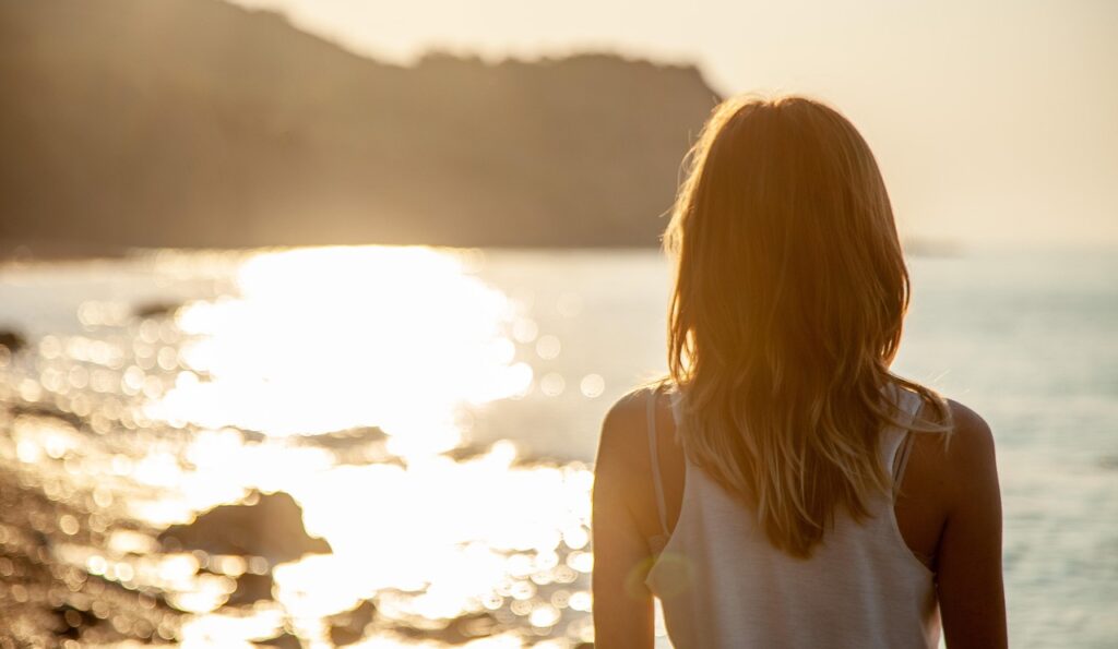 海を見つめる女性の後ろ姿