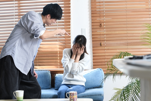 怒鳴る男性と顔をおおう女性